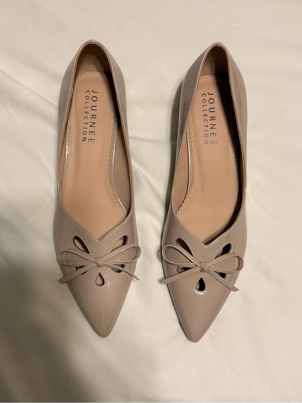 JOURNEE Collection Women's Nude Patent Pointed Toe Kitten Heels